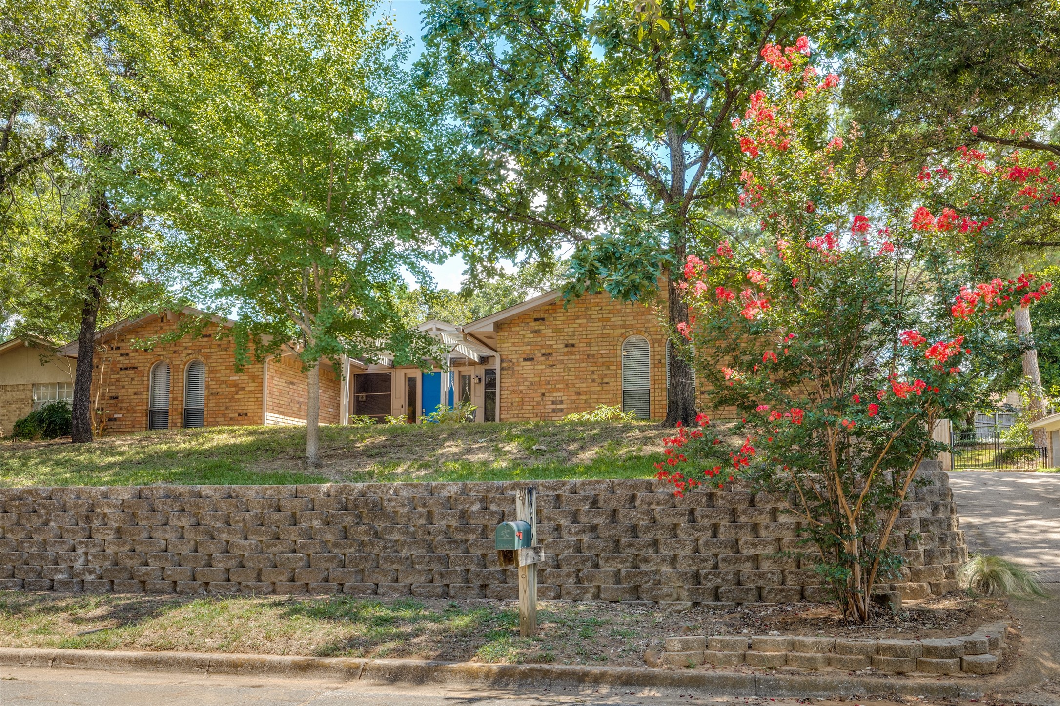 2206 Vail Court Arlington TX 76012