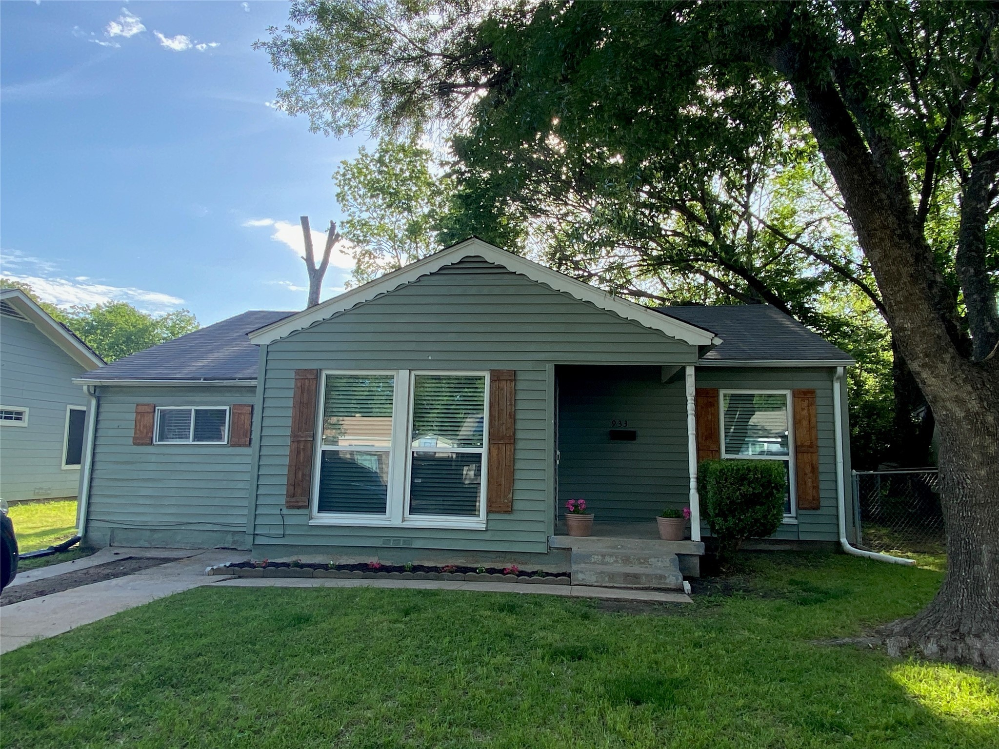 933 SW 4th Street Grand Prairie TX 75051