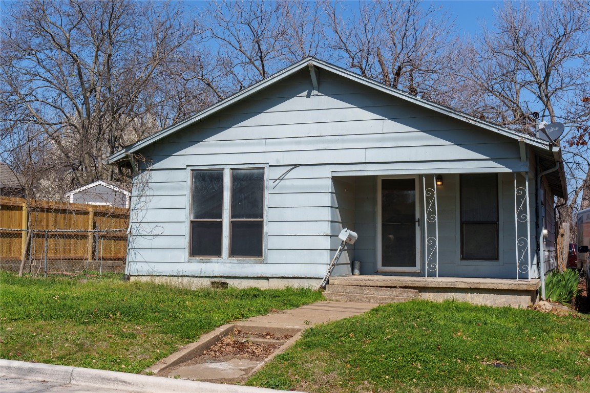 1002 W White Avenue Mckinney TX 75069