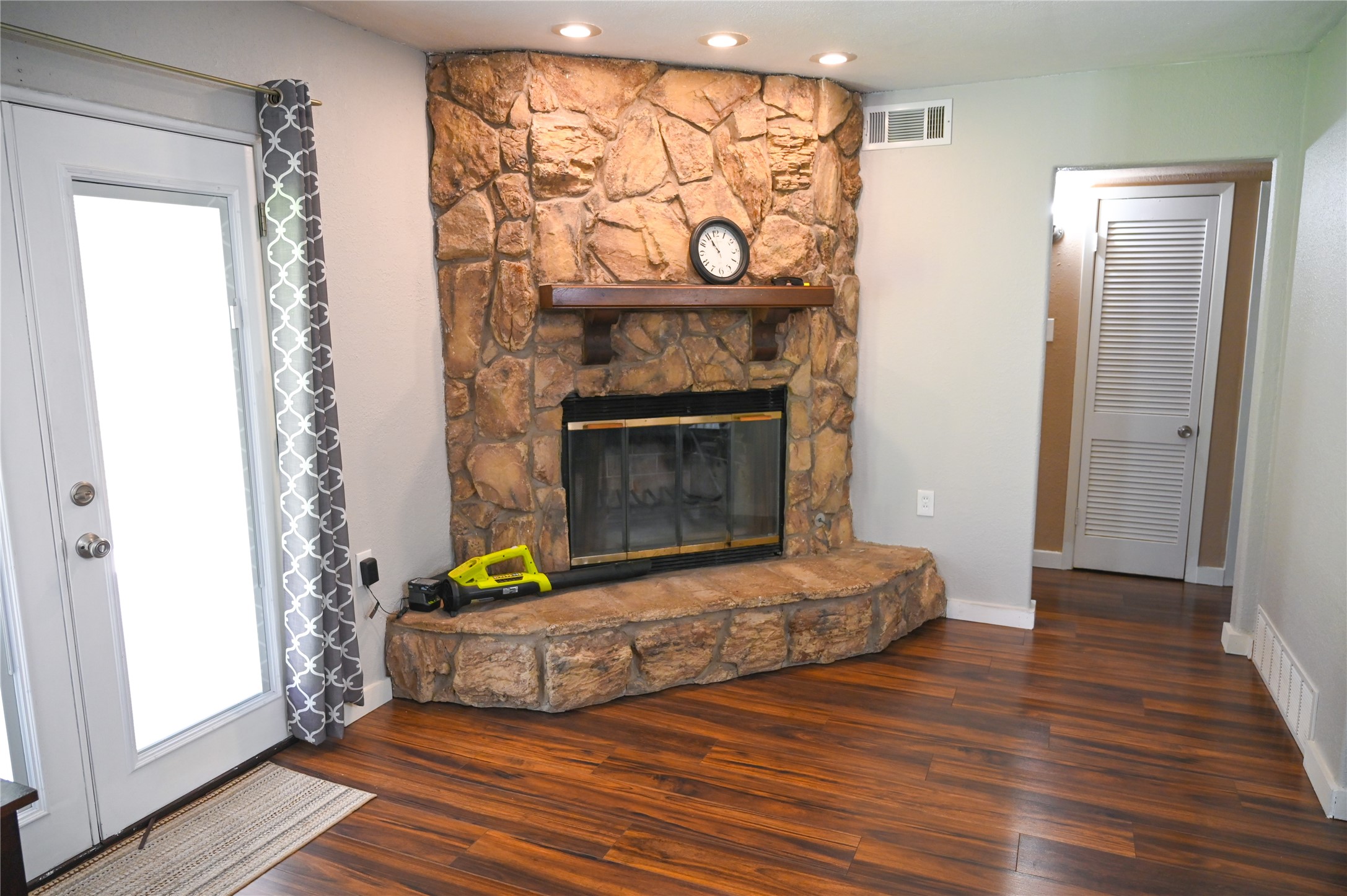 1352 Simpson Drive Hurst TX 76053