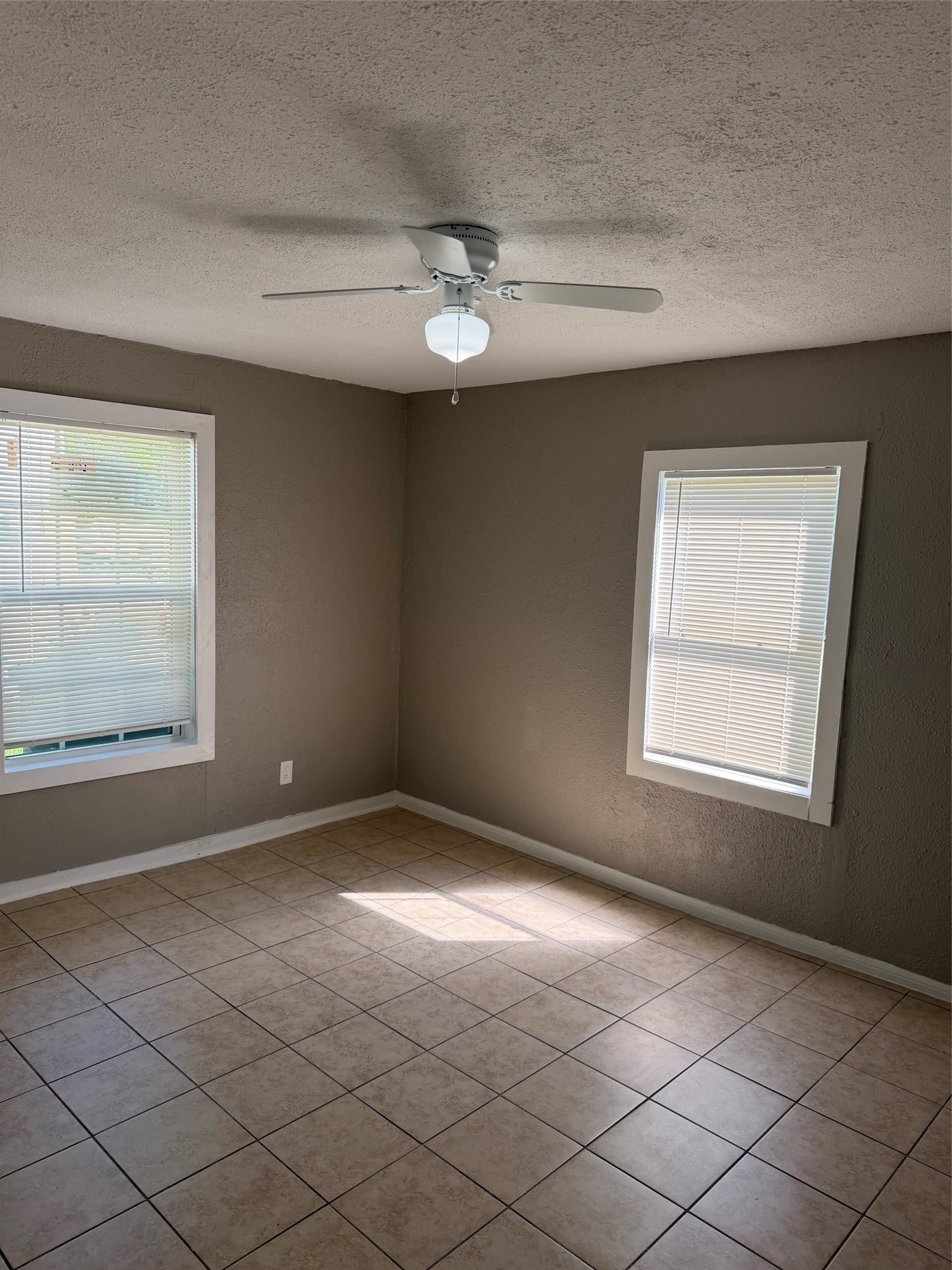 2709 Hanger Fort Worth TX 76105
