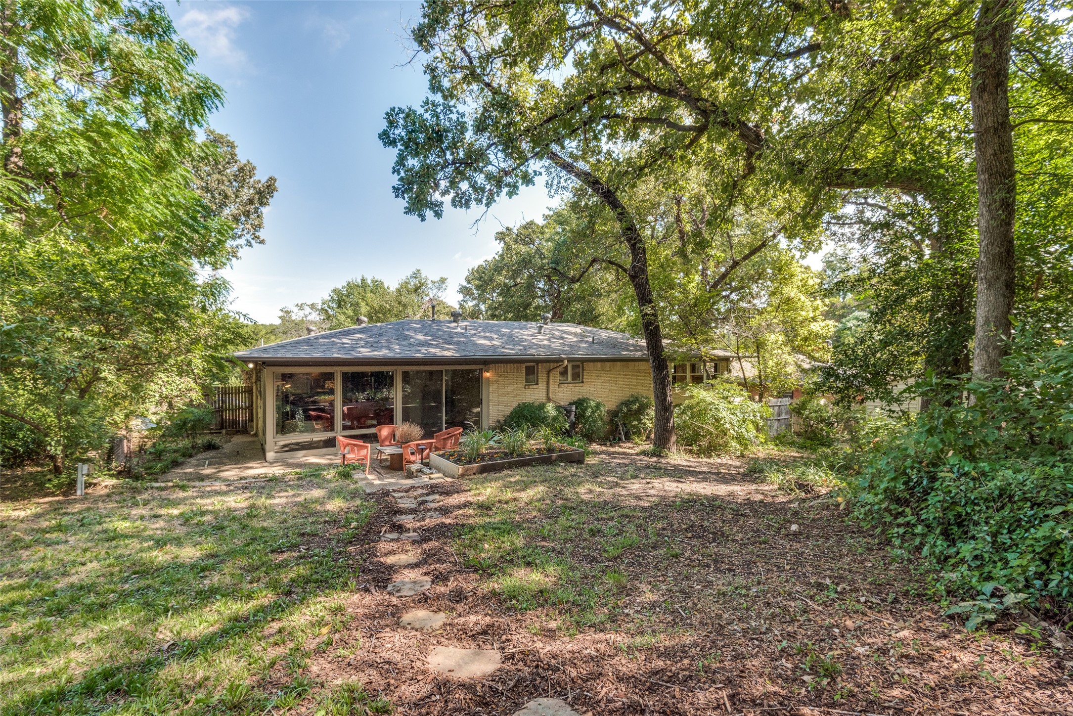 2546 W Five Mile Parkway Dallas TX 75233