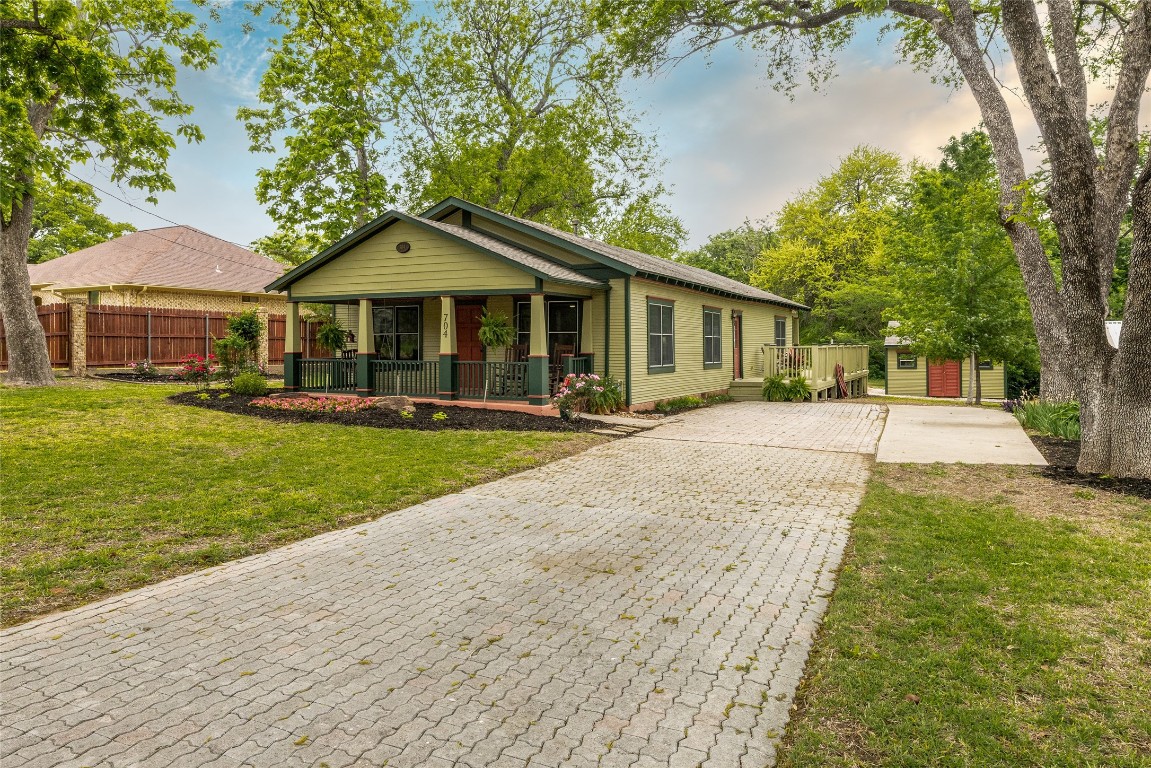 704 W College Street Grapevine TX 76051