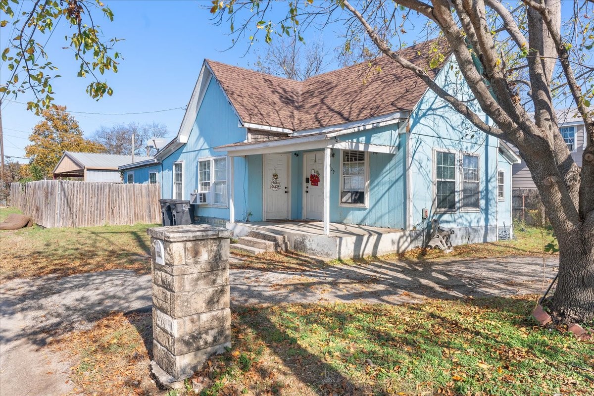 109 N Kouns Street Cleburne TX 76031