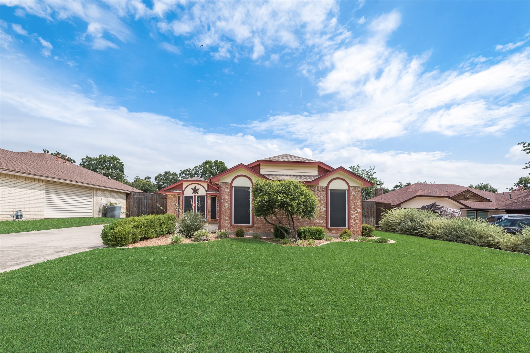 302 Manana Drive Grand Prairie TX 75050