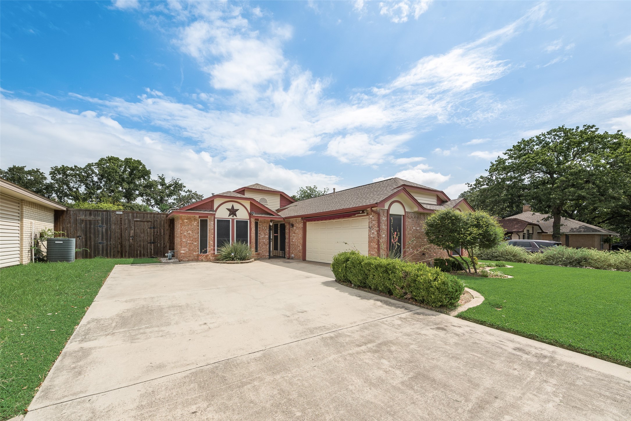 302 Manana Drive Grand Prairie TX 75050