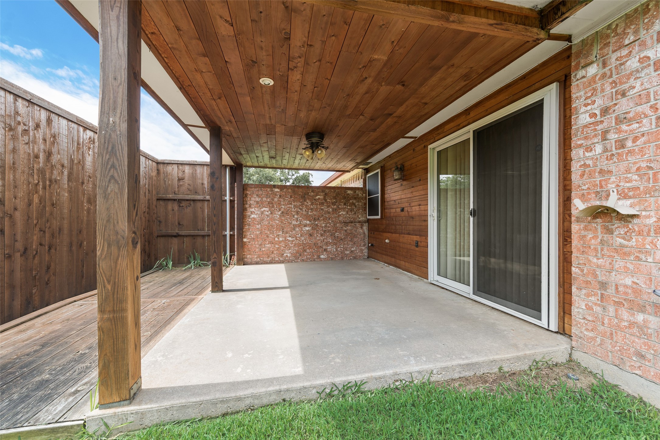 302 Manana Drive Grand Prairie TX 75050
