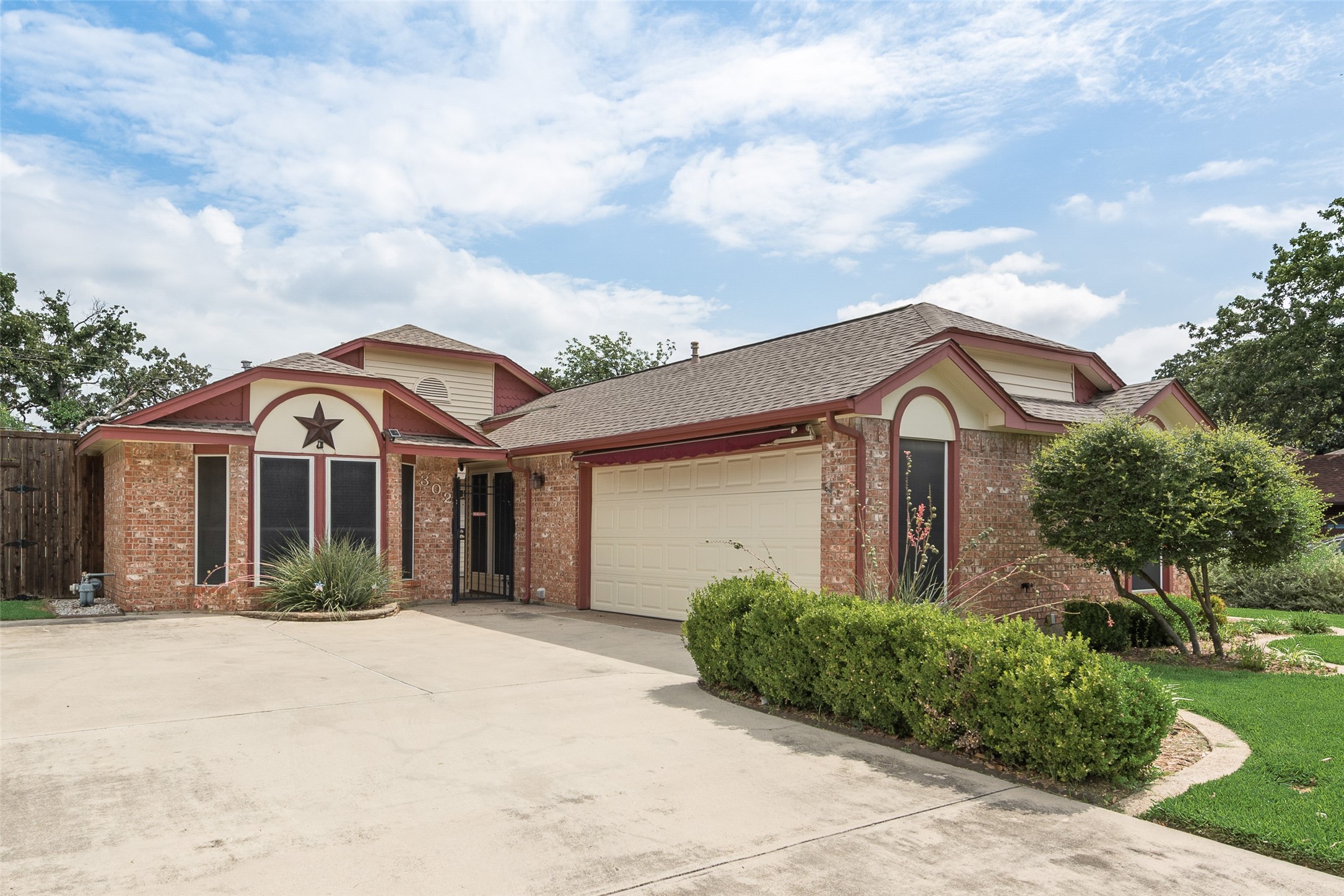 302 Manana Drive Grand Prairie TX 75050