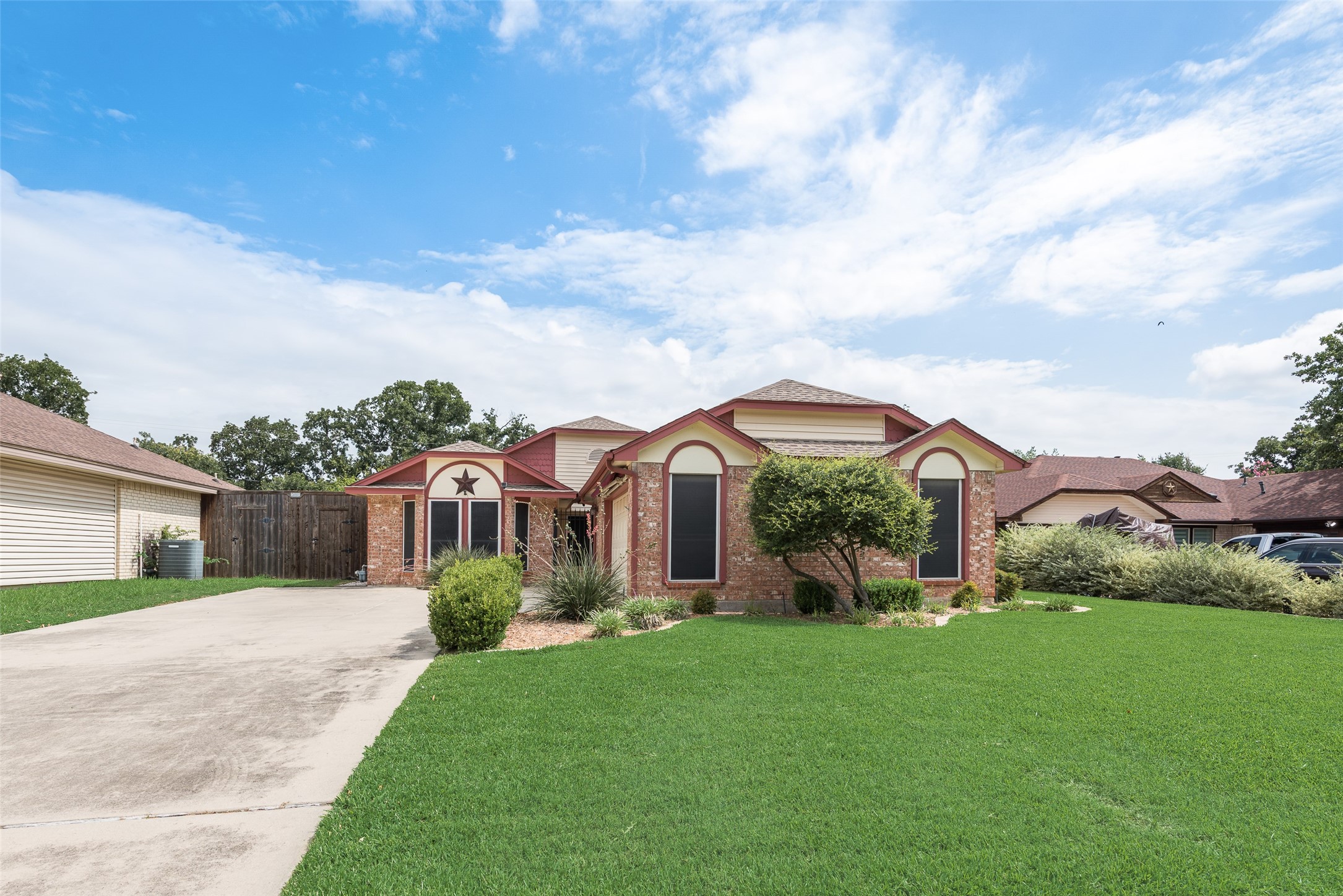 302 Manana Drive Grand Prairie TX 75050