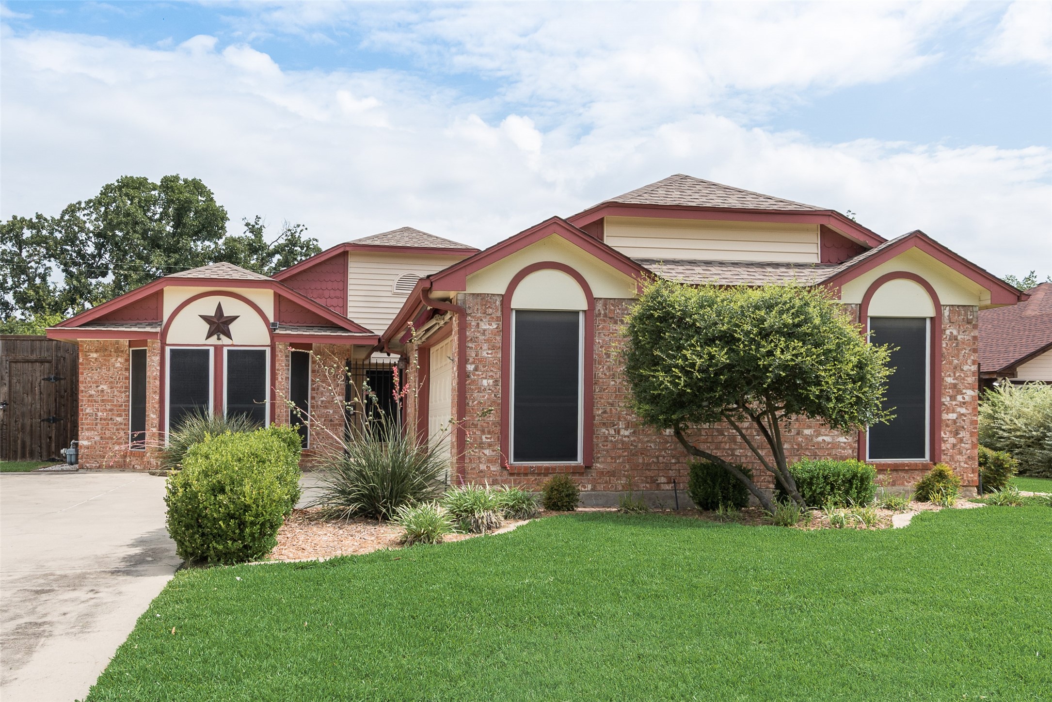 302 Manana Drive Grand Prairie TX 75050