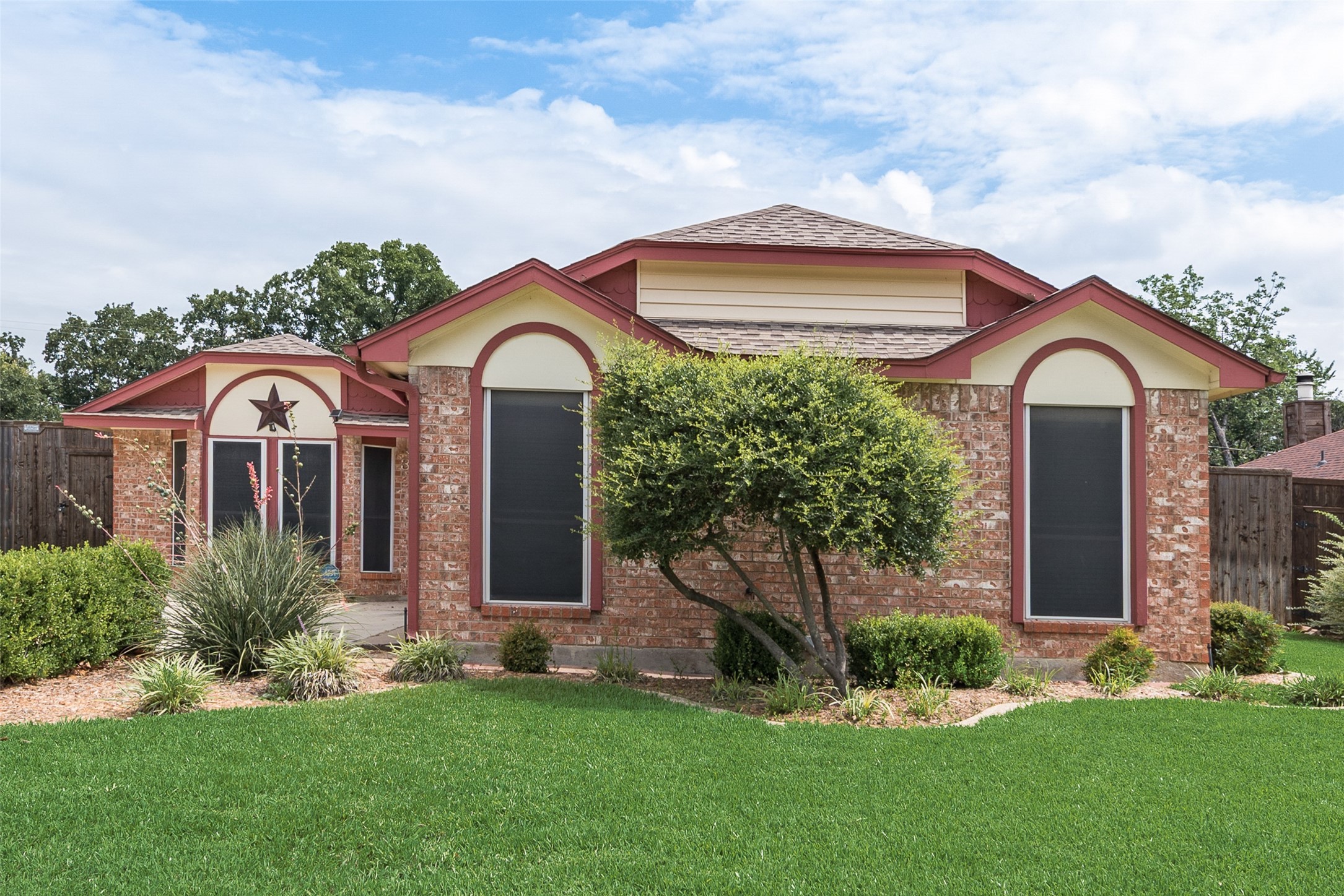 302 Manana Drive Grand Prairie TX 75050
