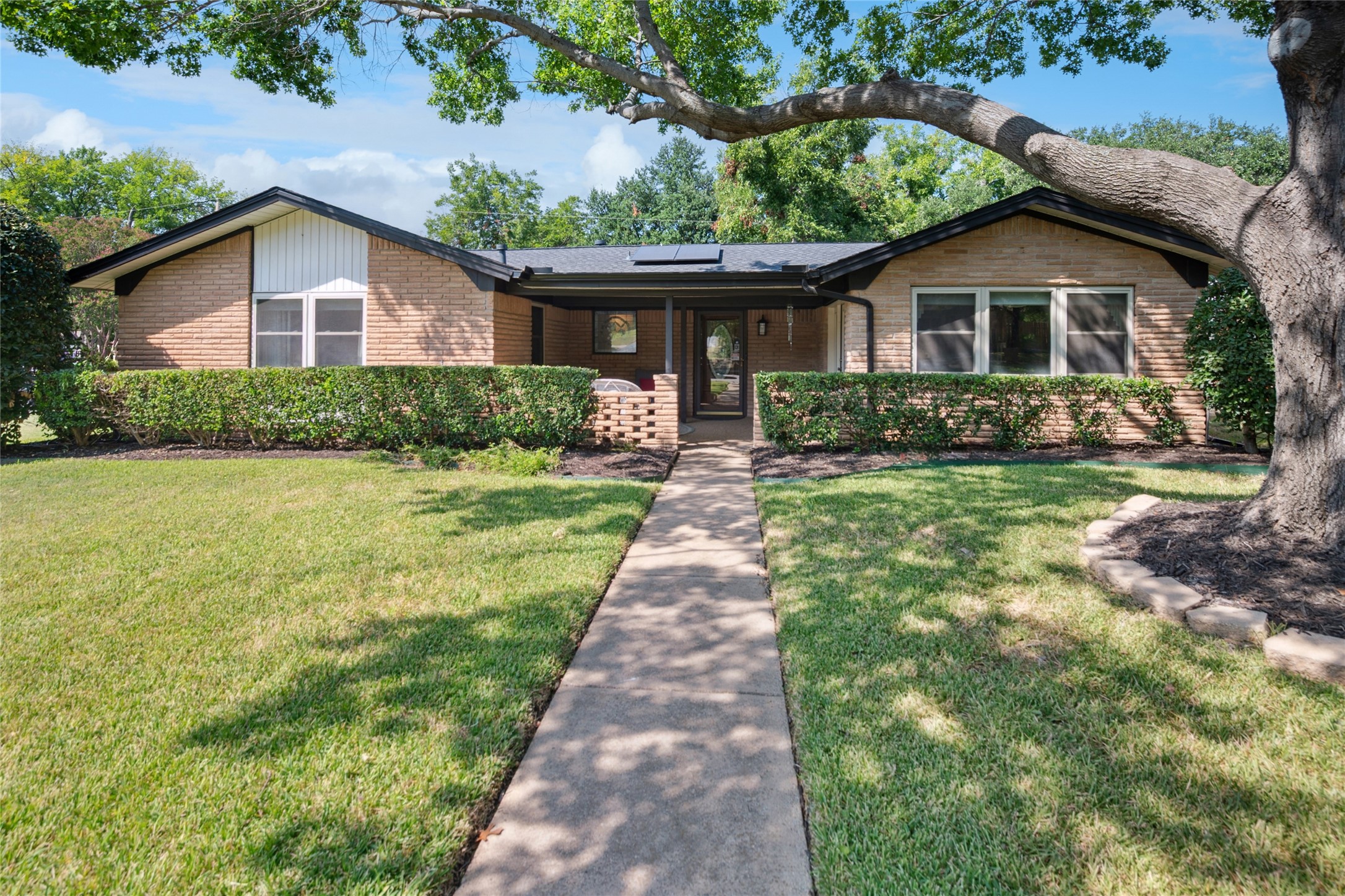 1001 Livingston Drive Hurst TX 76053