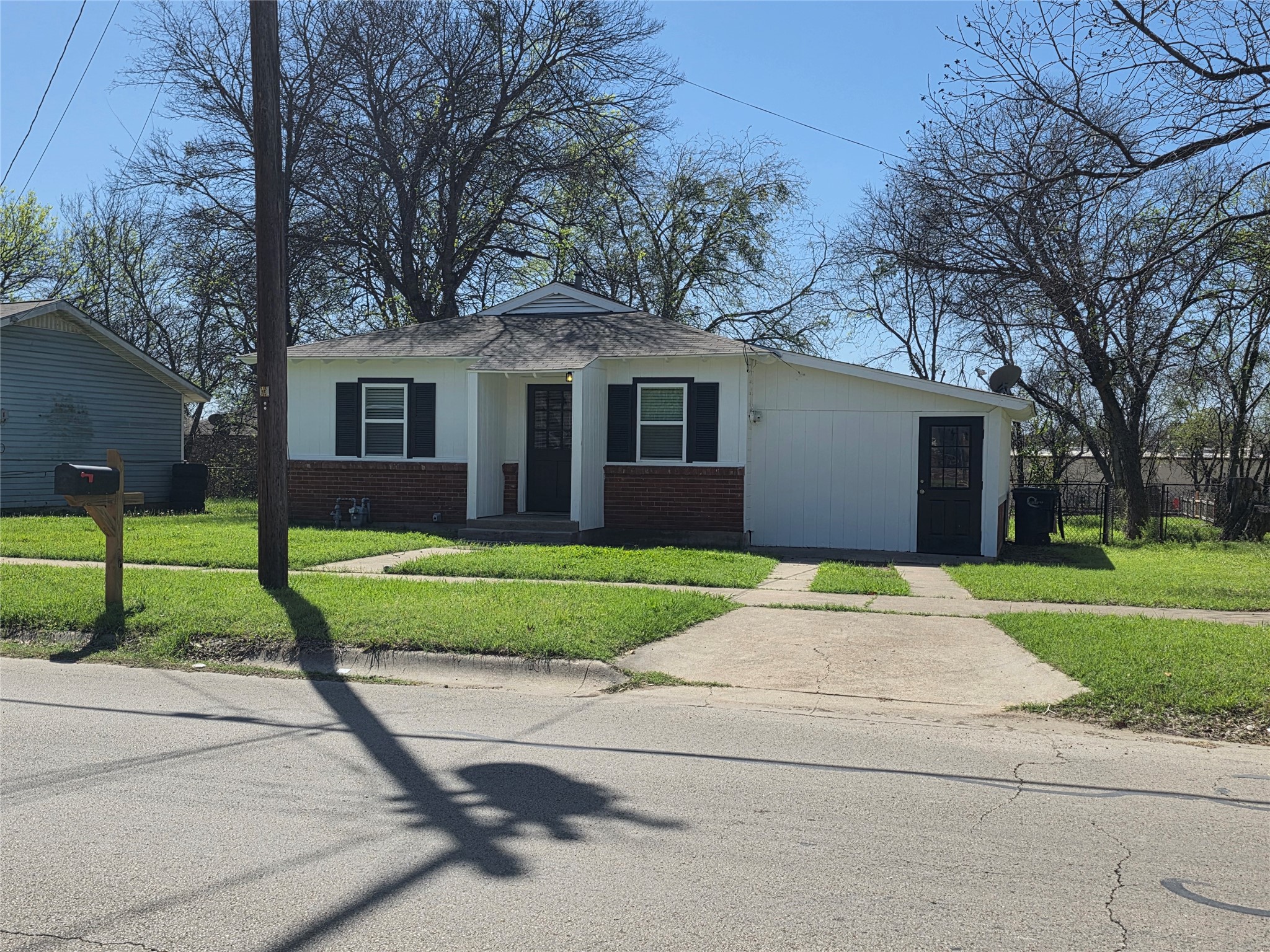 1207 N Anglin Street Cleburne TX 76031
