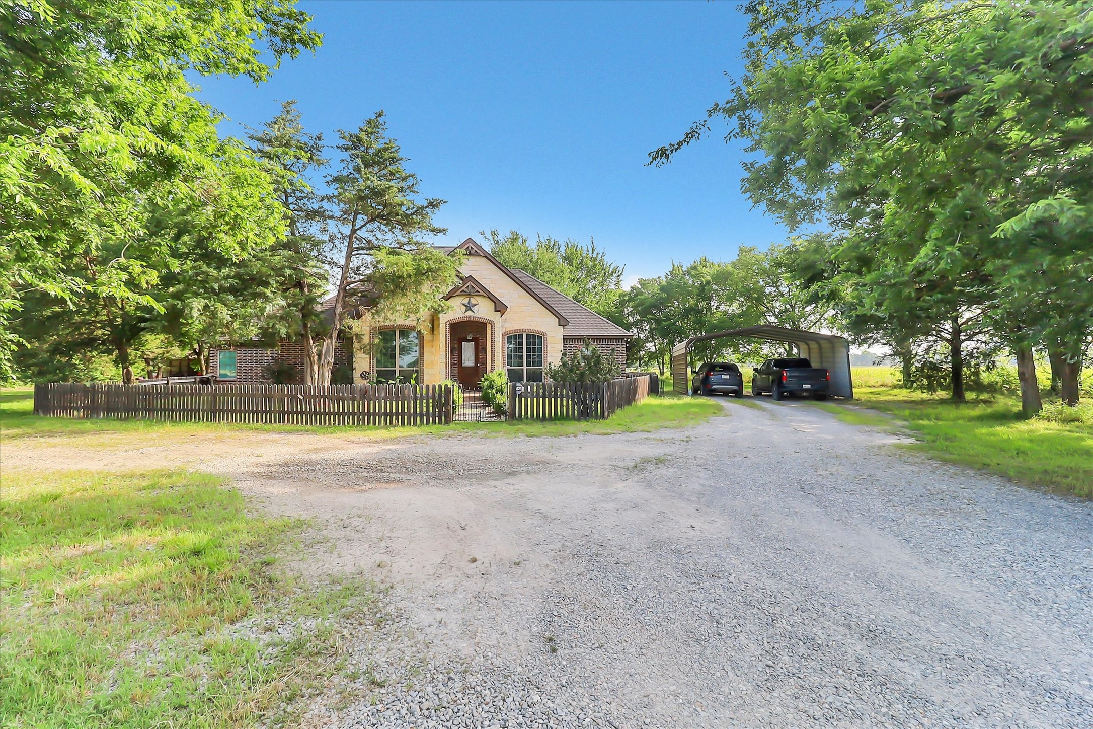 1468 County Road 4015 Savoy TX 75479