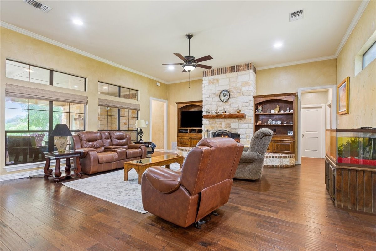 1125 Whispering Oaks China Spring TX 76633