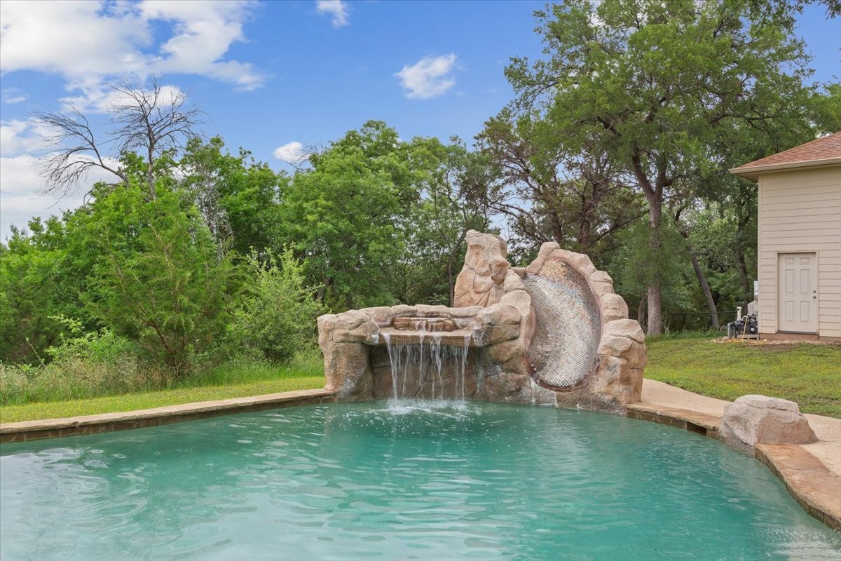 1125 Whispering Oaks China Spring TX 76633