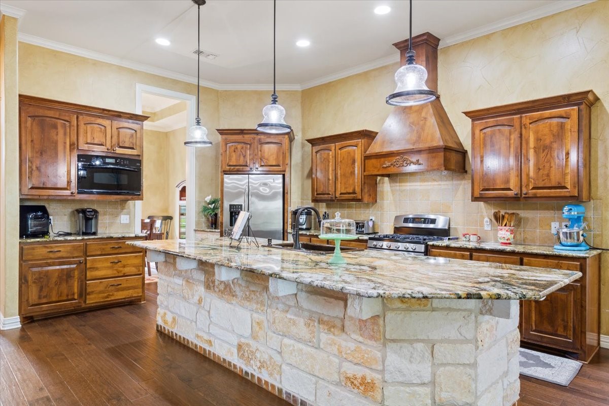 1125 Whispering Oaks China Spring TX 76633