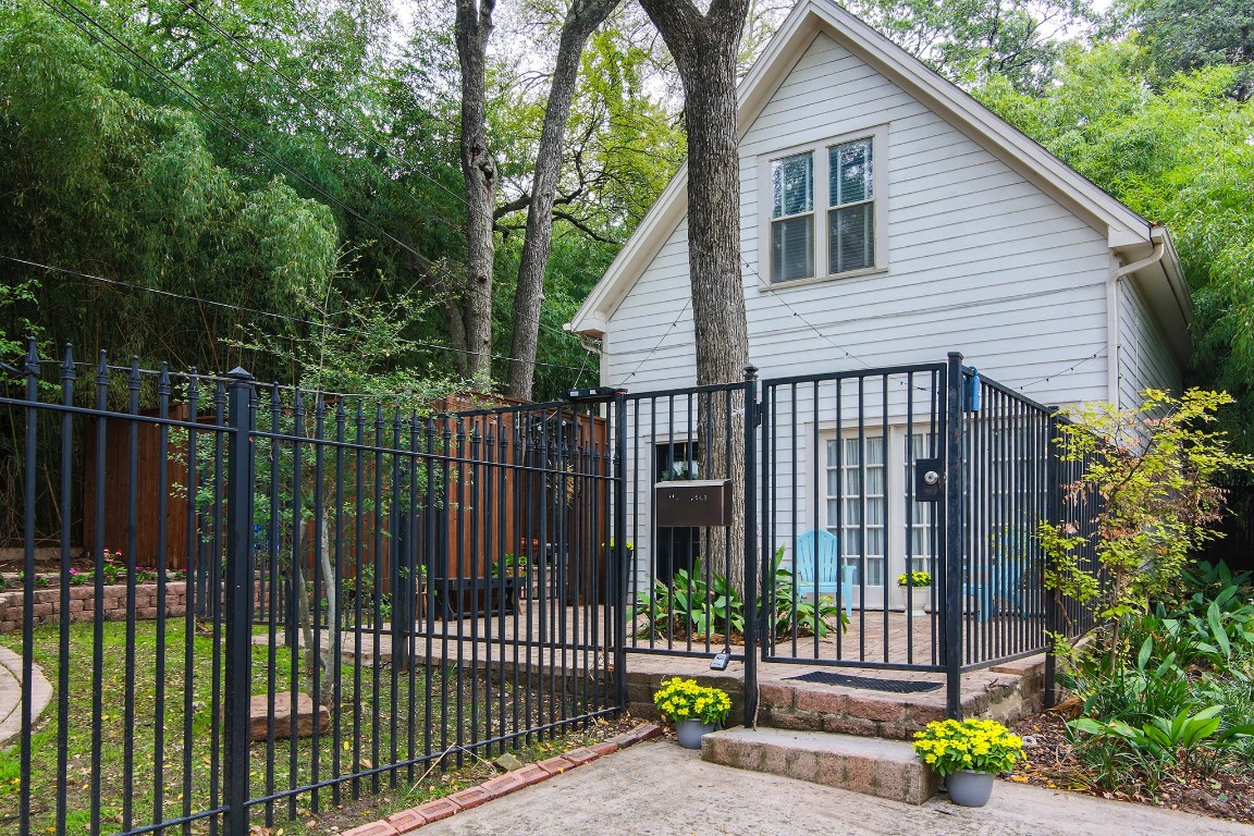 1423 Seevers Avenue Dallas TX 75216