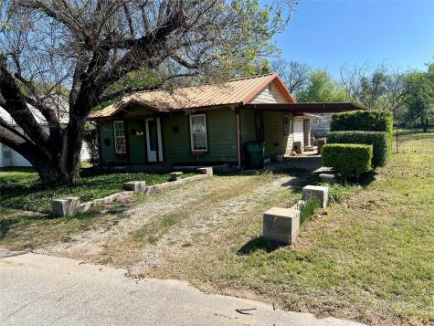 906 Young Street Nocona TX 76255