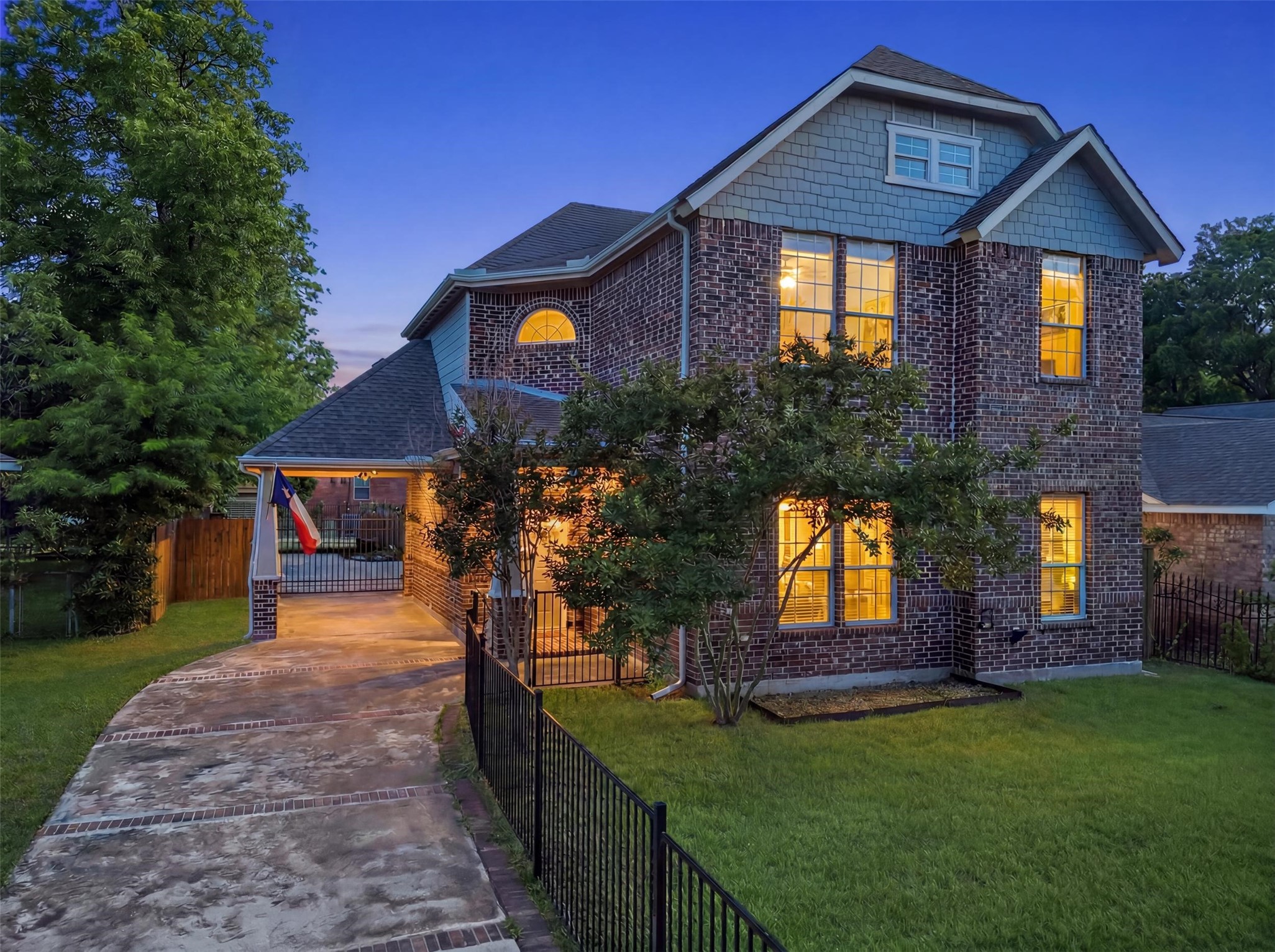 612 W 8th Street Dallas TX 75208