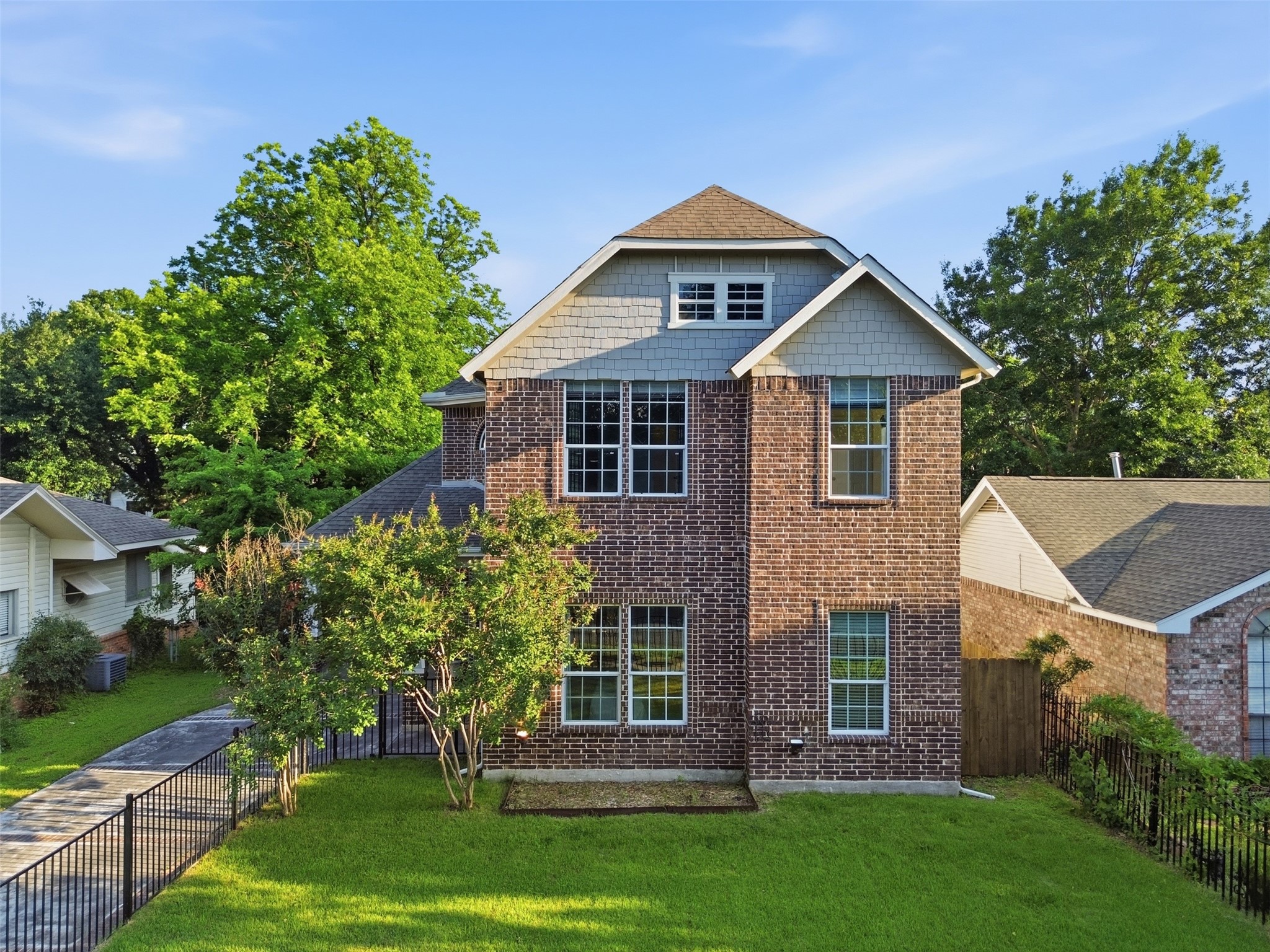 612 W 8th Street Dallas TX 75208
