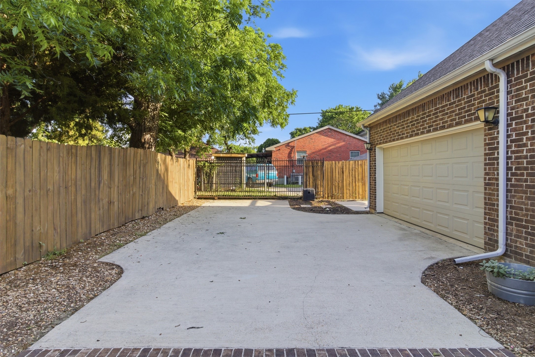 612 W 8th Street Dallas TX 75208