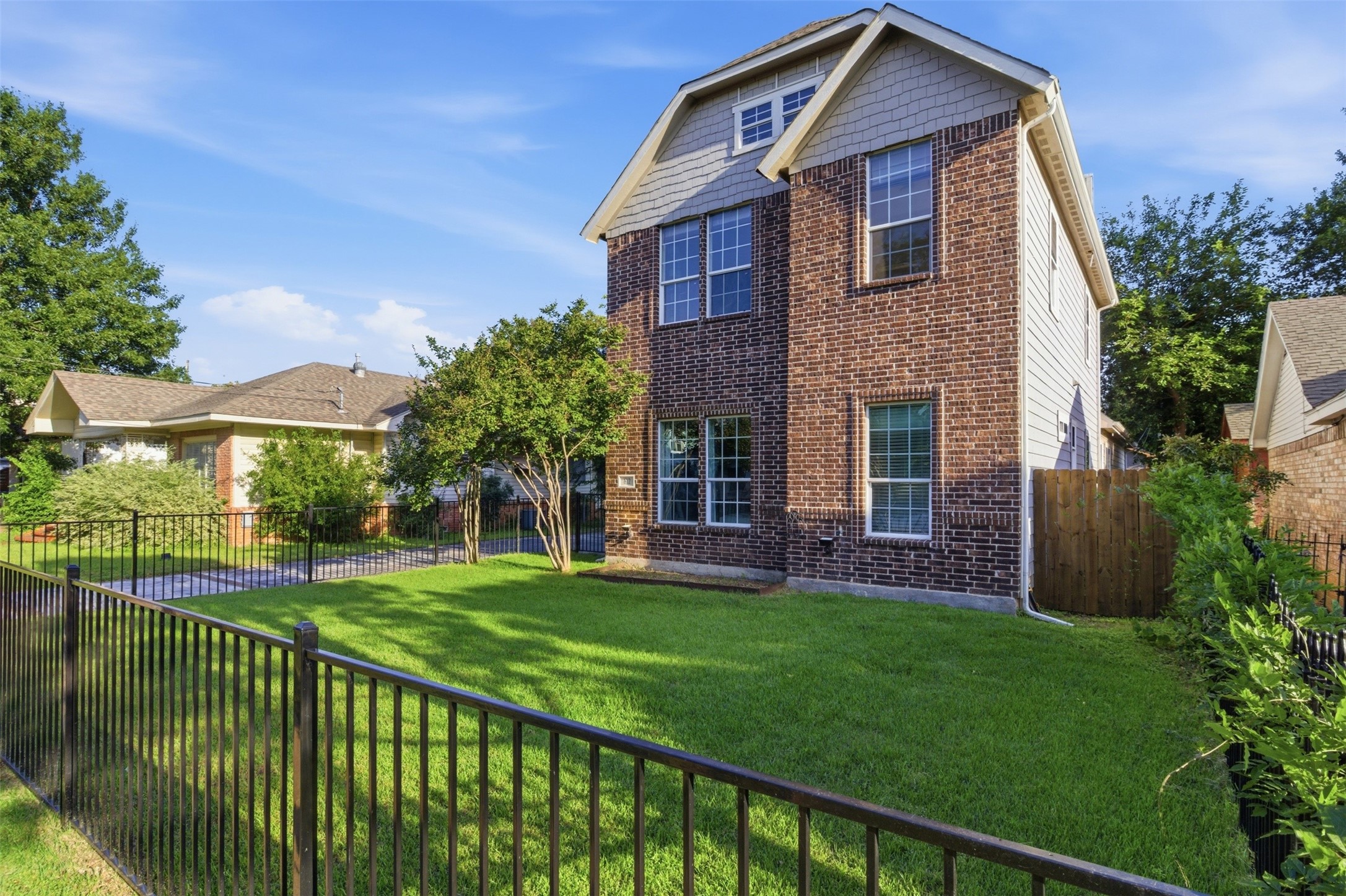 612 W 8th Street Dallas TX 75208