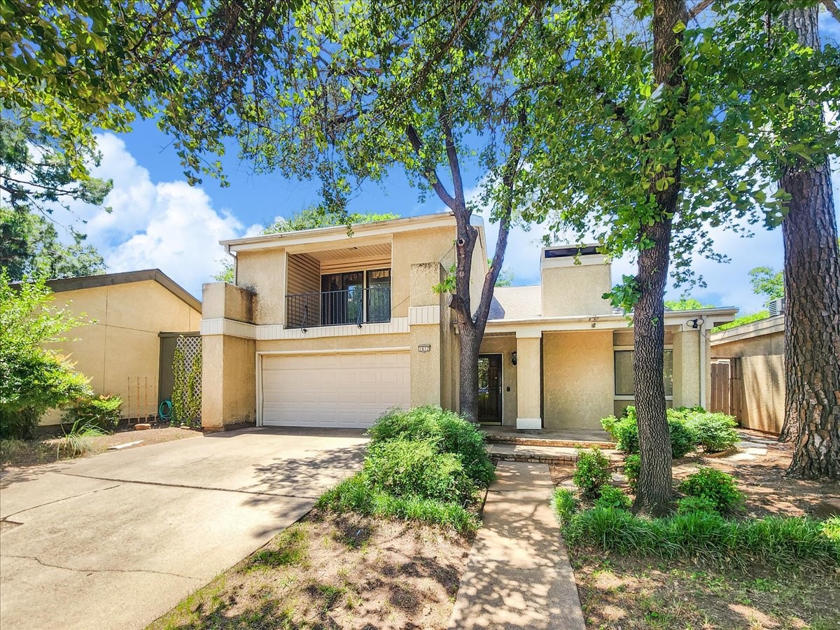 1612 Oakwood Lane Arlington TX 76012