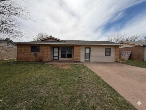 911 W Louisa Avenue Iowa Park TX 76367