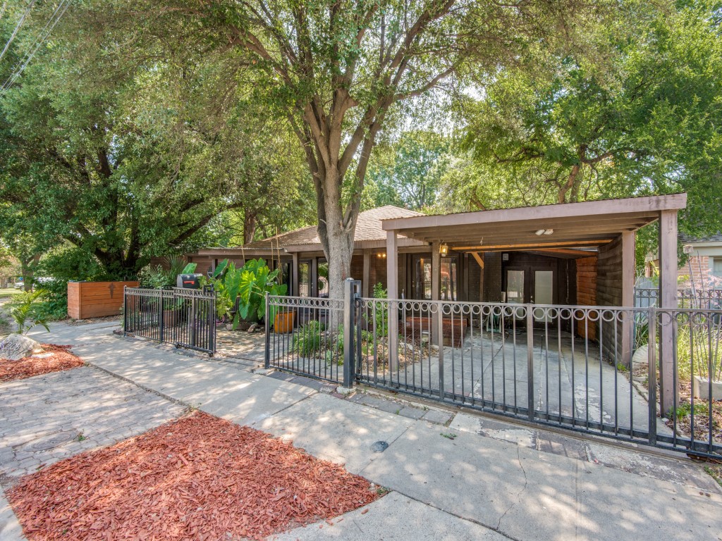208 Cliffdale Avenue Dallas TX 75211