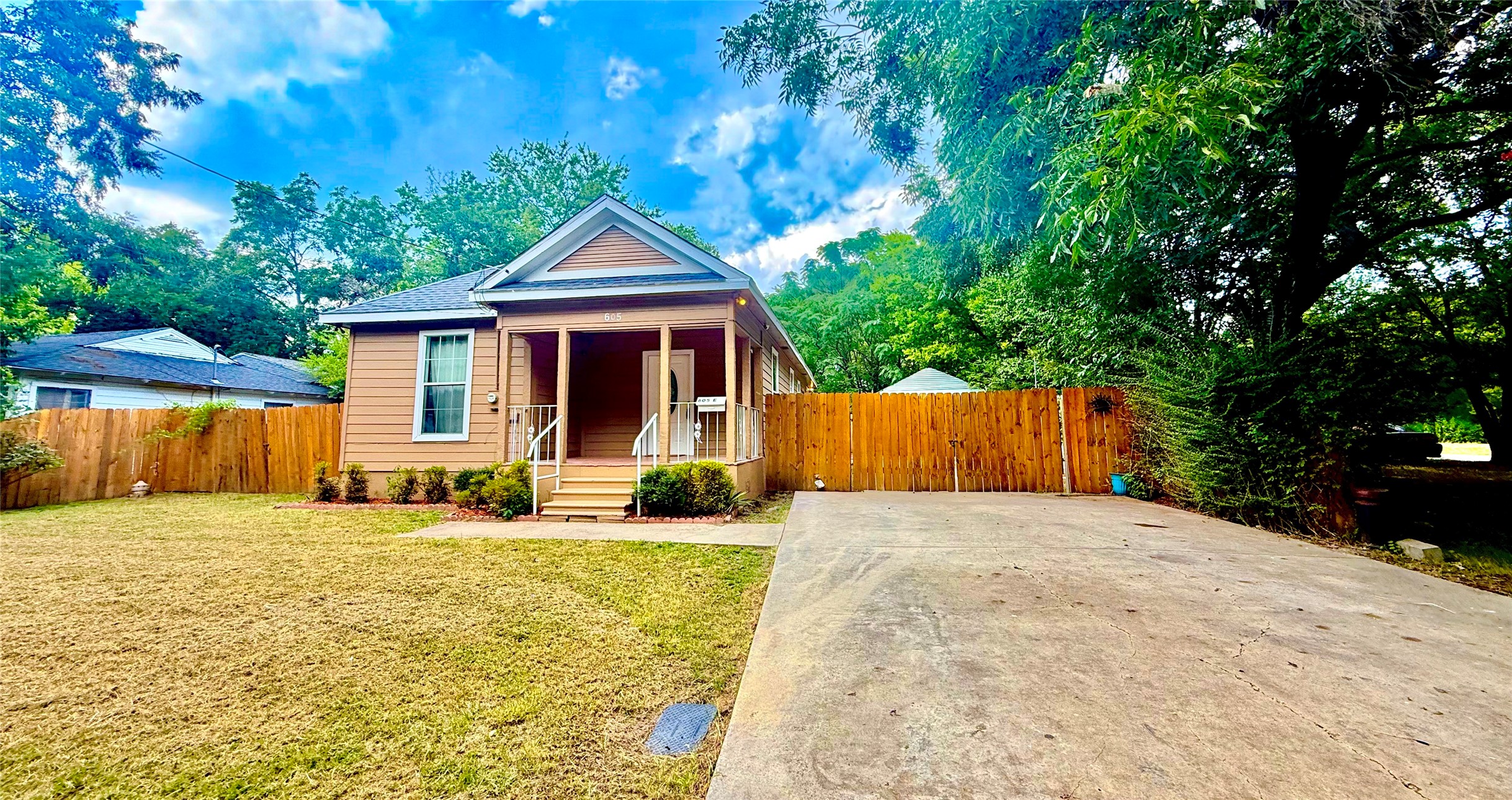 605 E Hickory Street Kaufman TX 75142