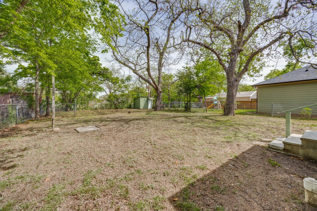 913 W Day Street Denison TX 75020