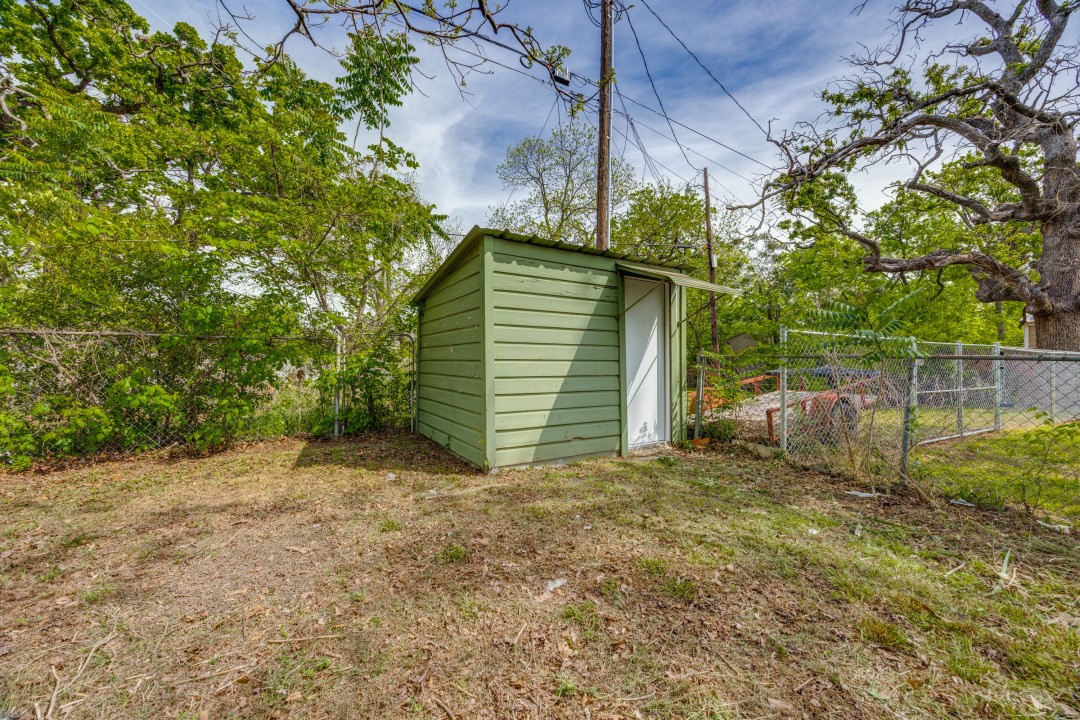 913 W Day Street Denison TX 75020