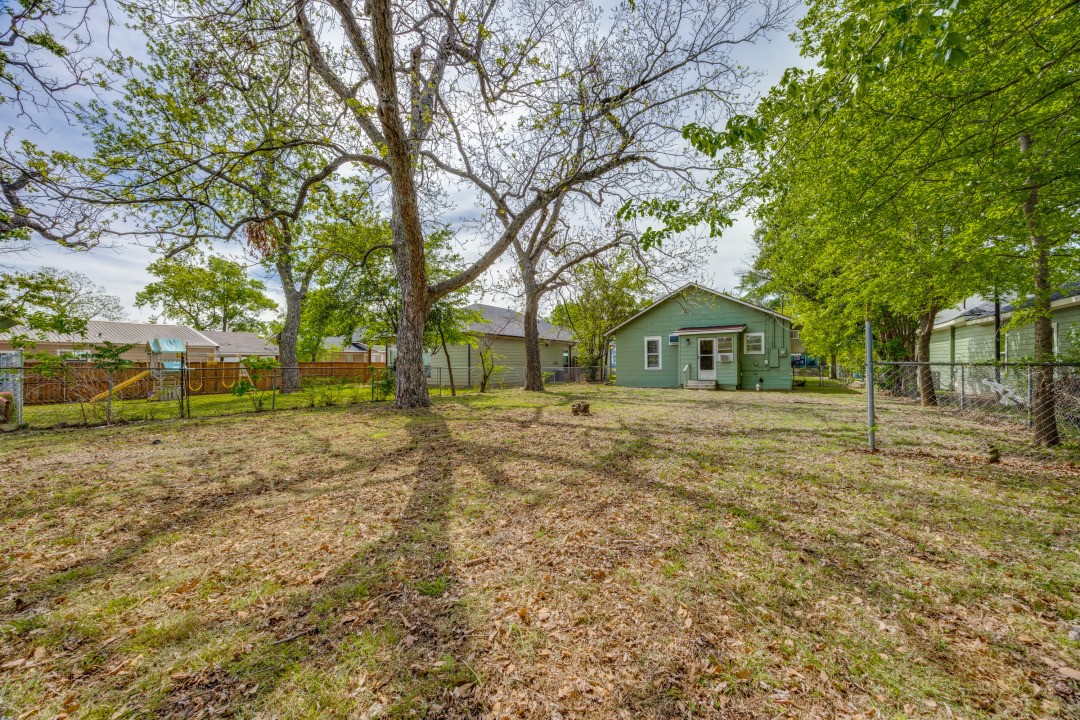 913 W Day Street Denison TX 75020