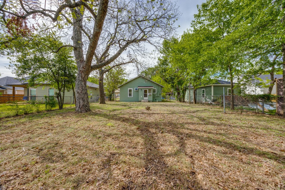 913 W Day Street Denison TX 75020