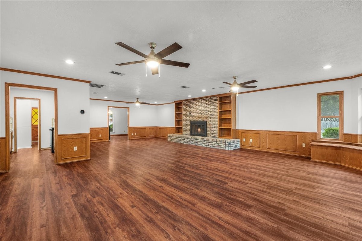 1904 Meadow Glen Irving TX 75060