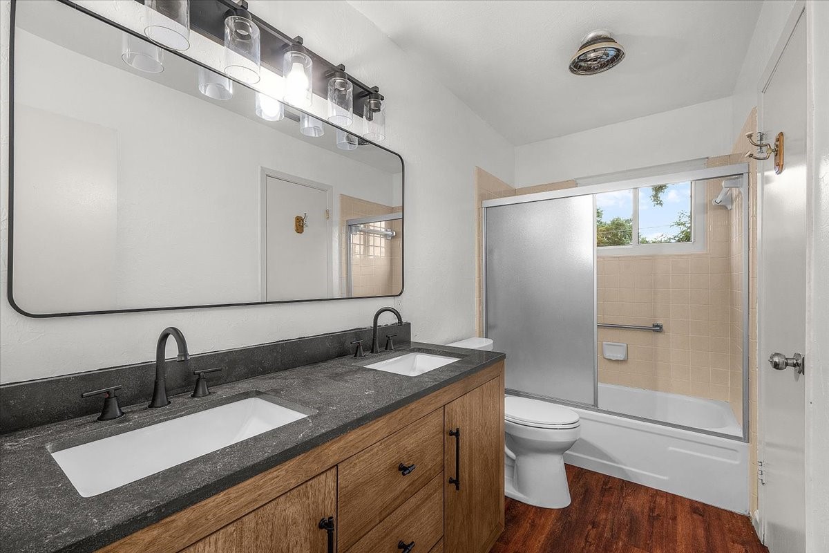 1904 Meadow Glen Irving TX 75060