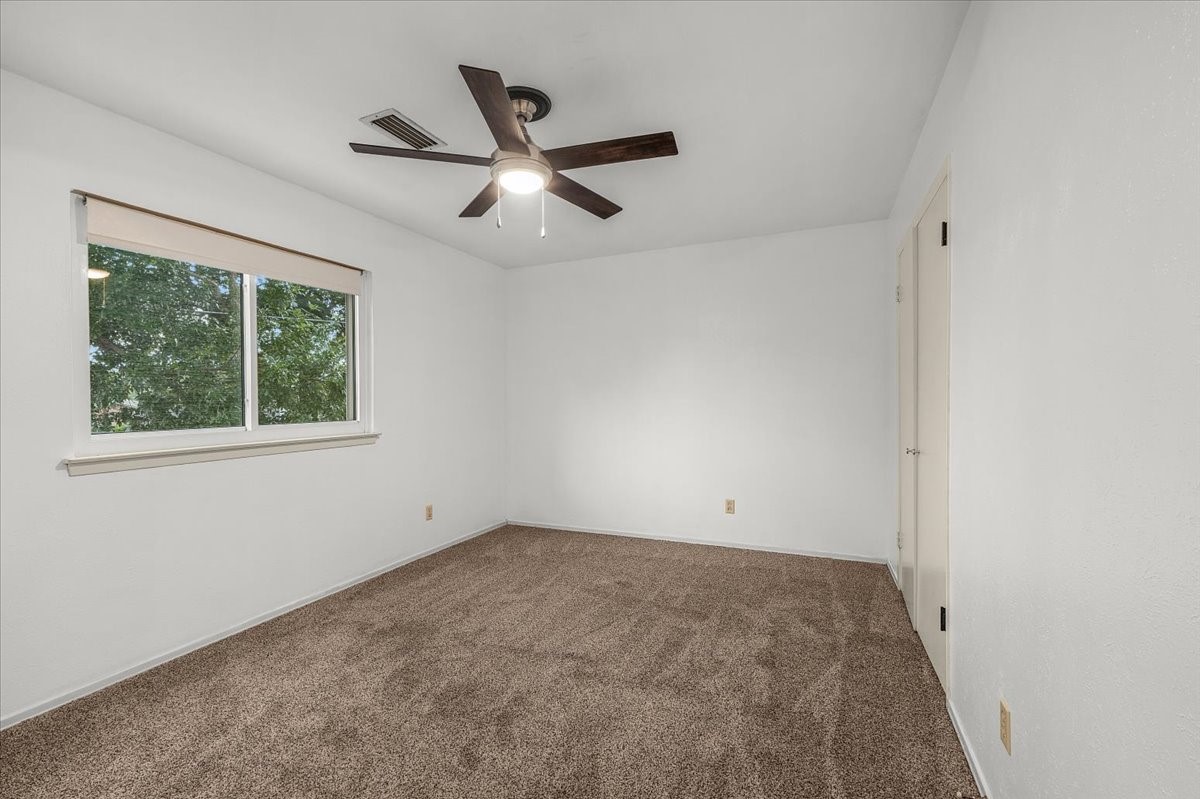 1904 Meadow Glen Irving TX 75060