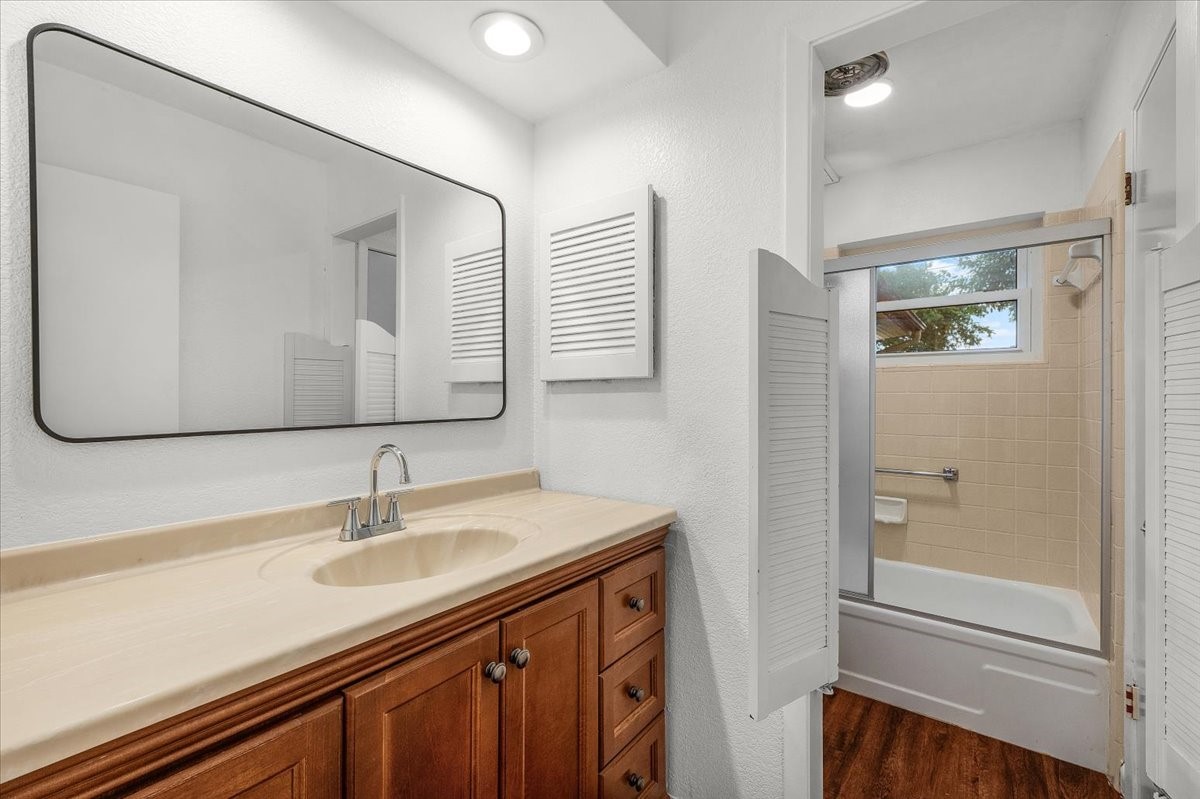 1904 Meadow Glen Irving TX 75060