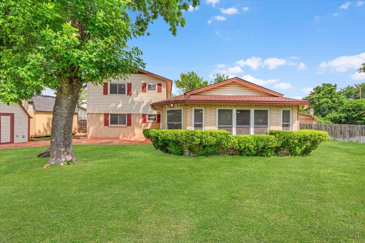 1904 Meadow Glen Irving TX 75060