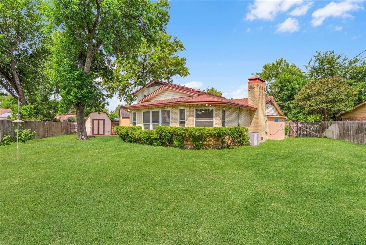 1904 Meadow Glen Irving TX 75060