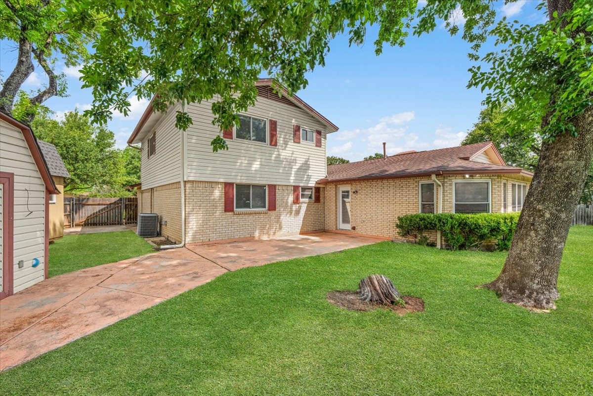 1904 Meadow Glen Irving TX 75060