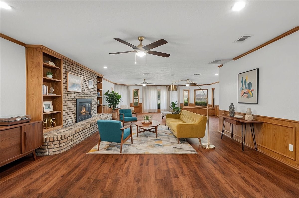 1904 Meadow Glen Irving TX 75060