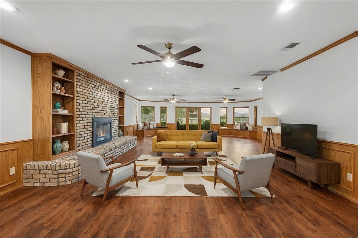 1904 Meadow Glen Irving TX 75060