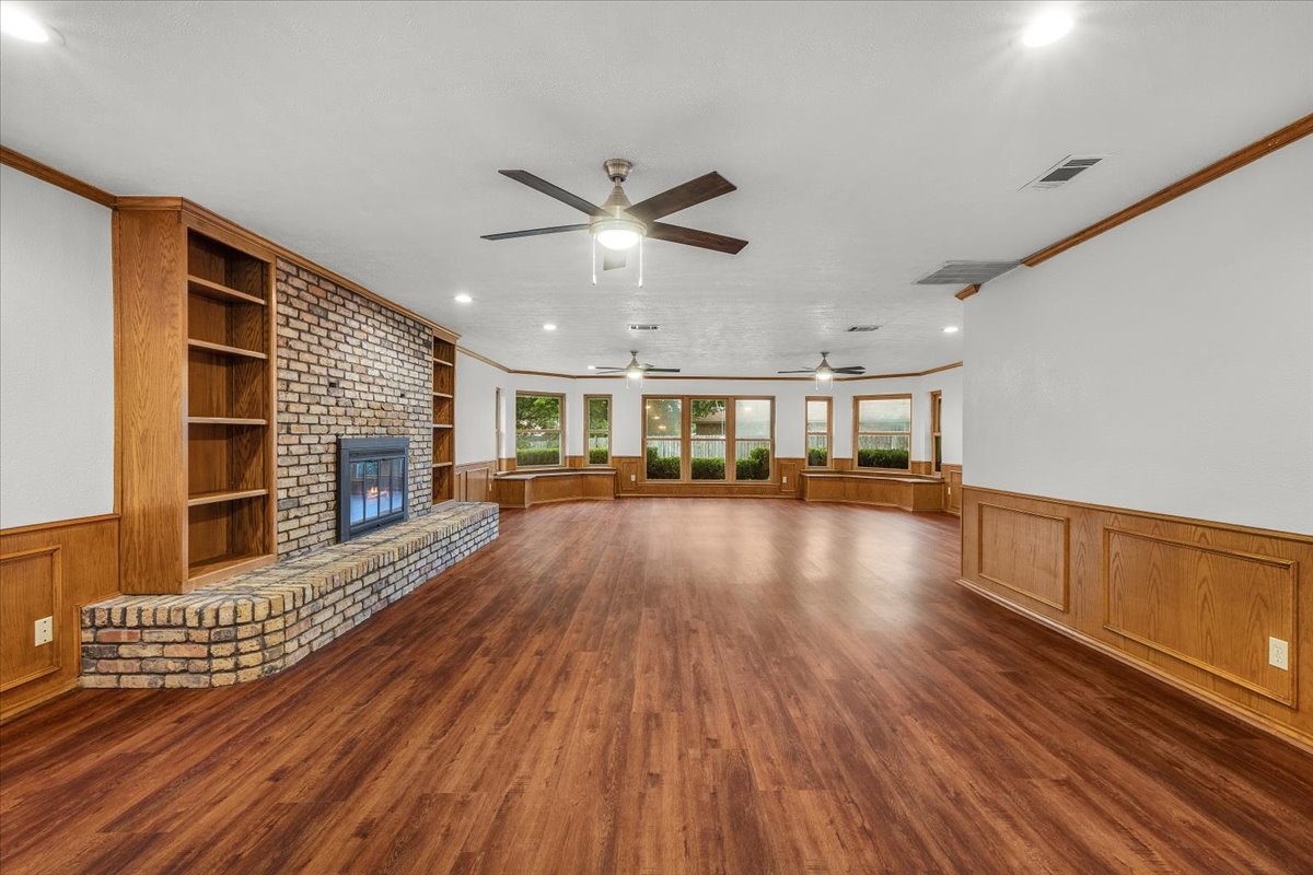 1904 Meadow Glen Irving TX 75060