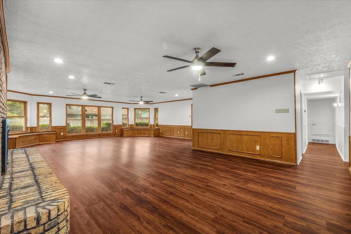 1904 Meadow Glen Irving TX 75060