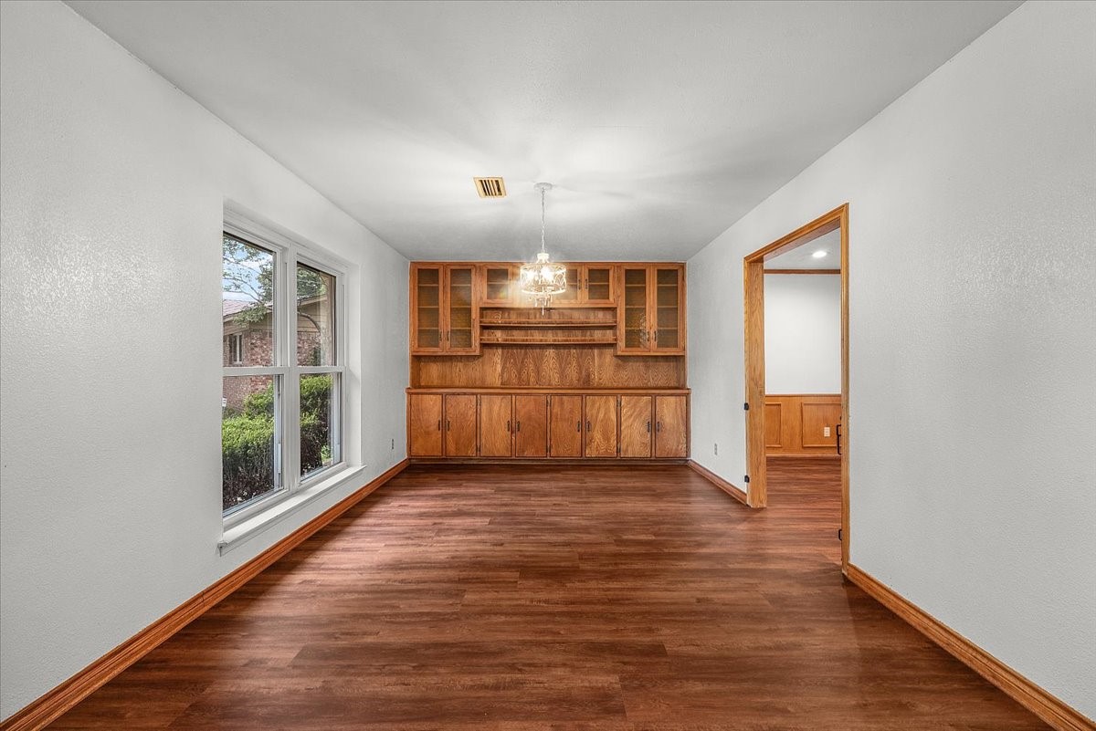 1904 Meadow Glen Irving TX 75060