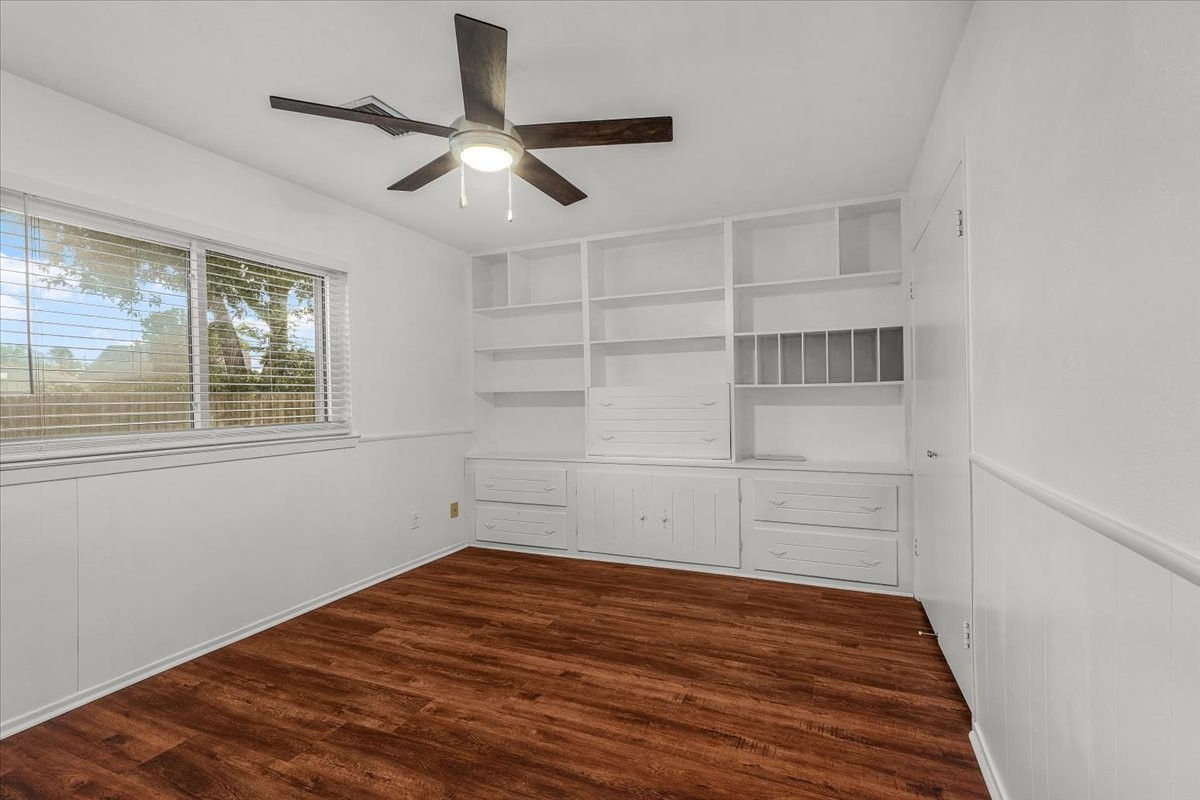 1904 Meadow Glen Irving TX 75060