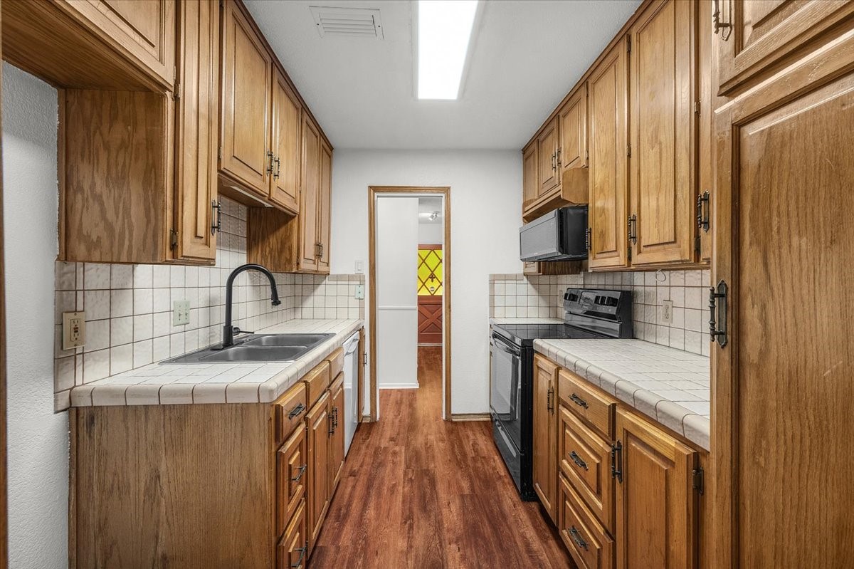 1904 Meadow Glen Irving TX 75060