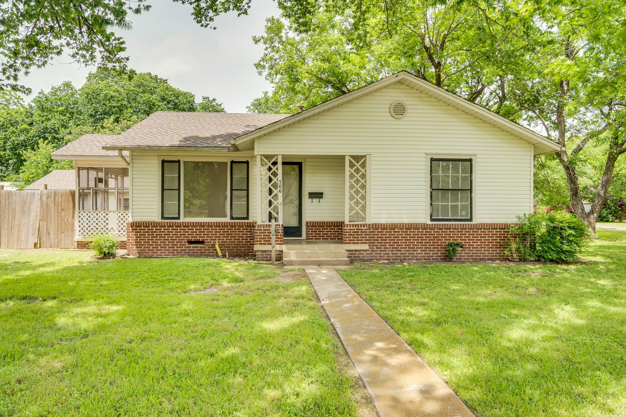 506 E Waco Street Ennis TX 75119
